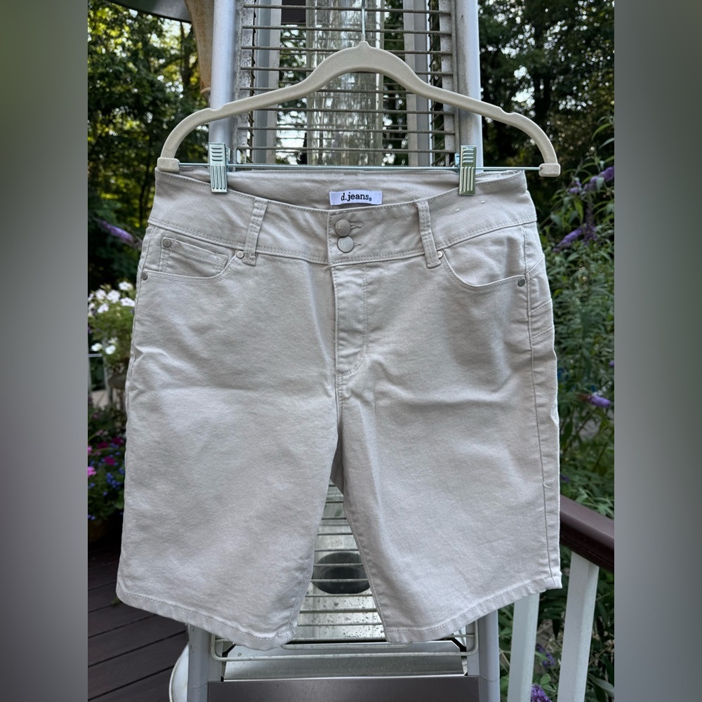 D. Jeans Beige Casual Shorts